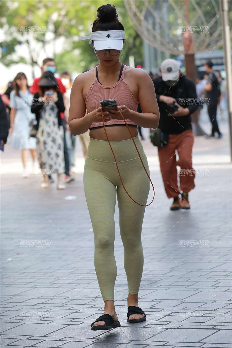 图片[1]-【玻璃街拍】健身教练小姐姐-街拍流行馆