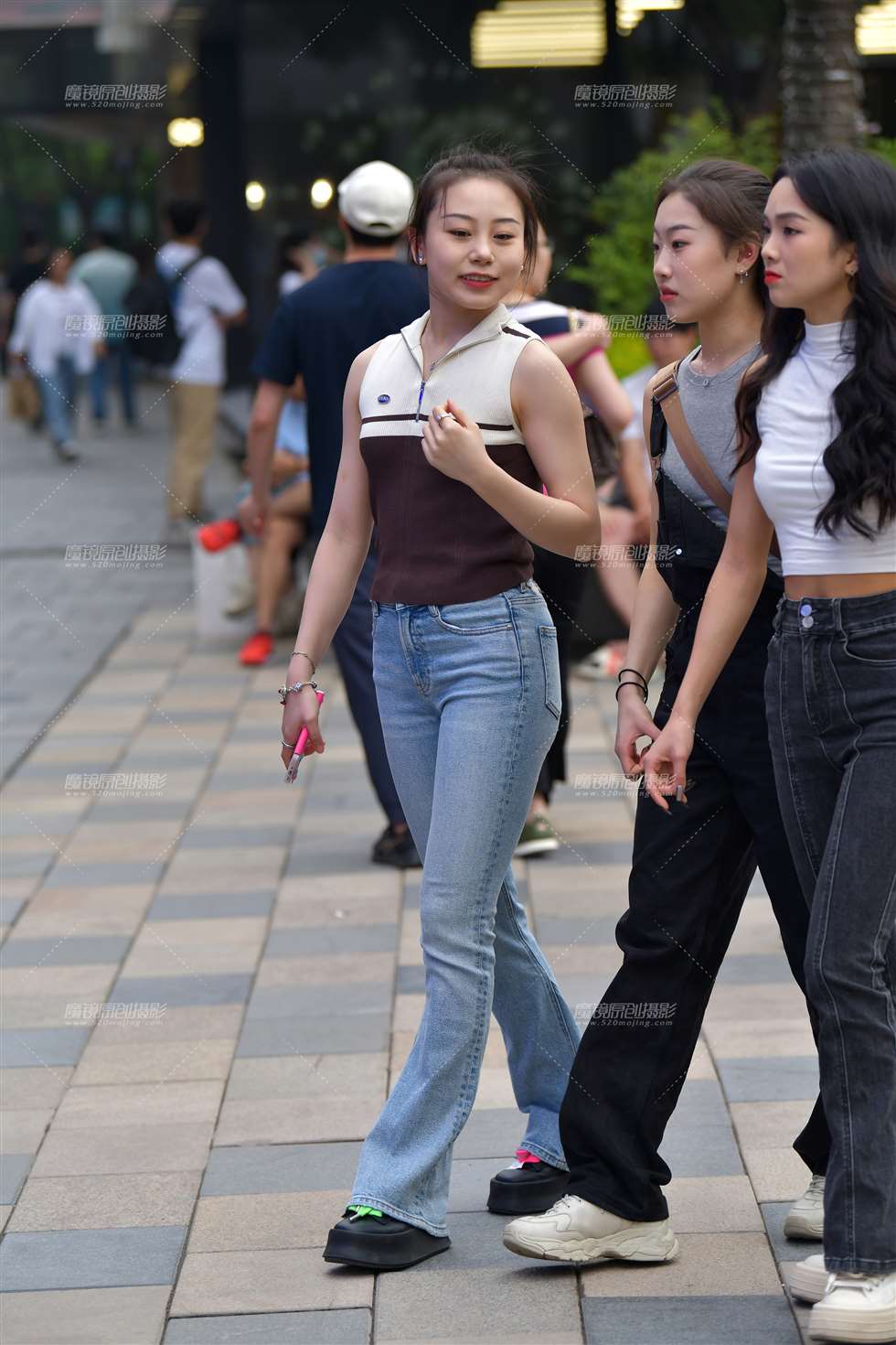 图片[1]-文静的牛仔裤美女-街拍流行馆