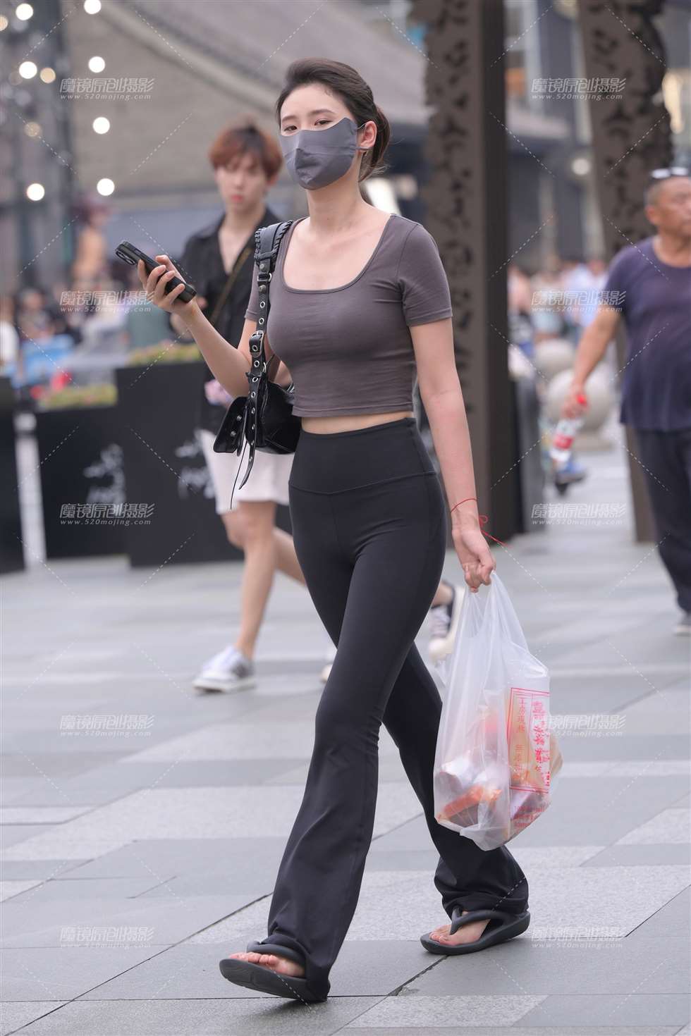 图片[1]-街边的黑色紧身裤-街拍流行馆