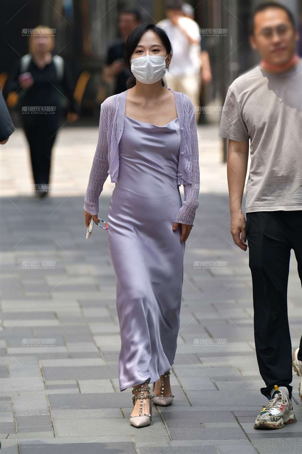 图片[1]-真丝顺滑长裙美女-街拍流行馆