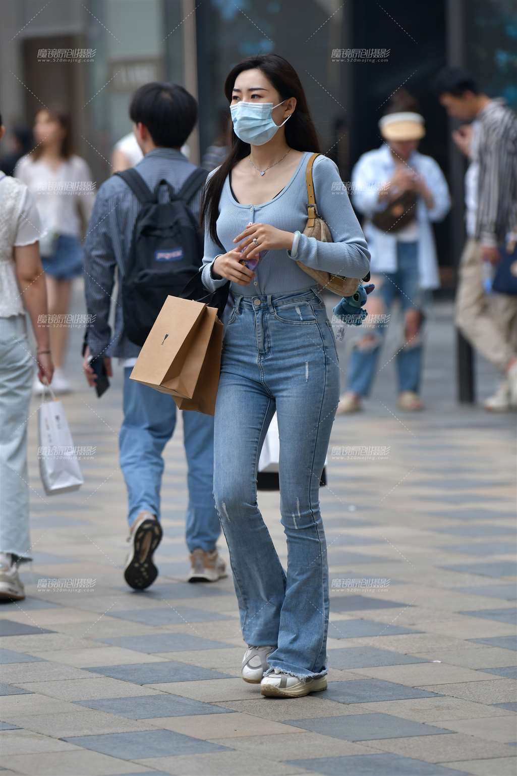 图片[1]-逛街牛仔裤苗条美女-街拍流行馆