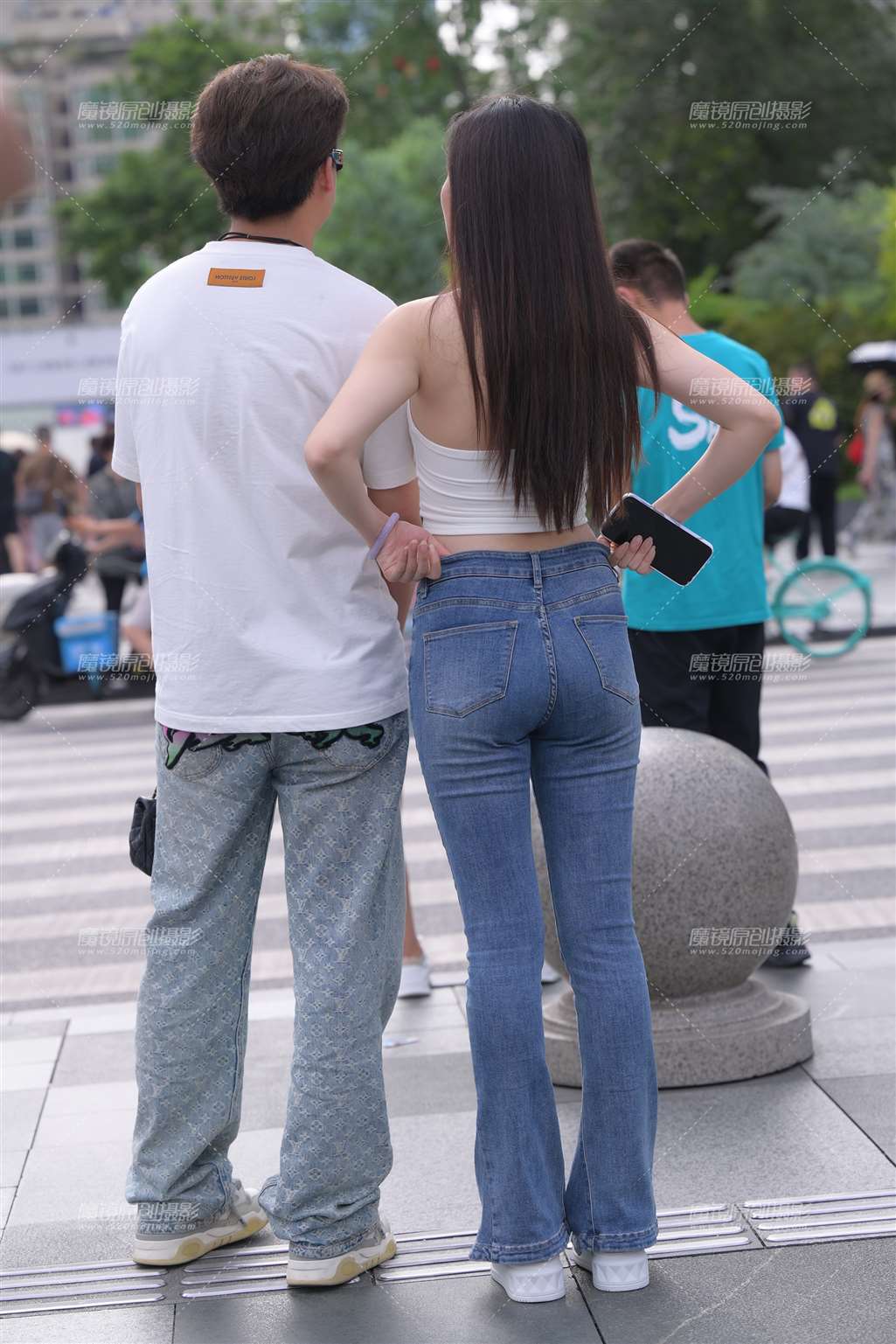 图片[2]-牛仔翘臀女友-街拍流行馆