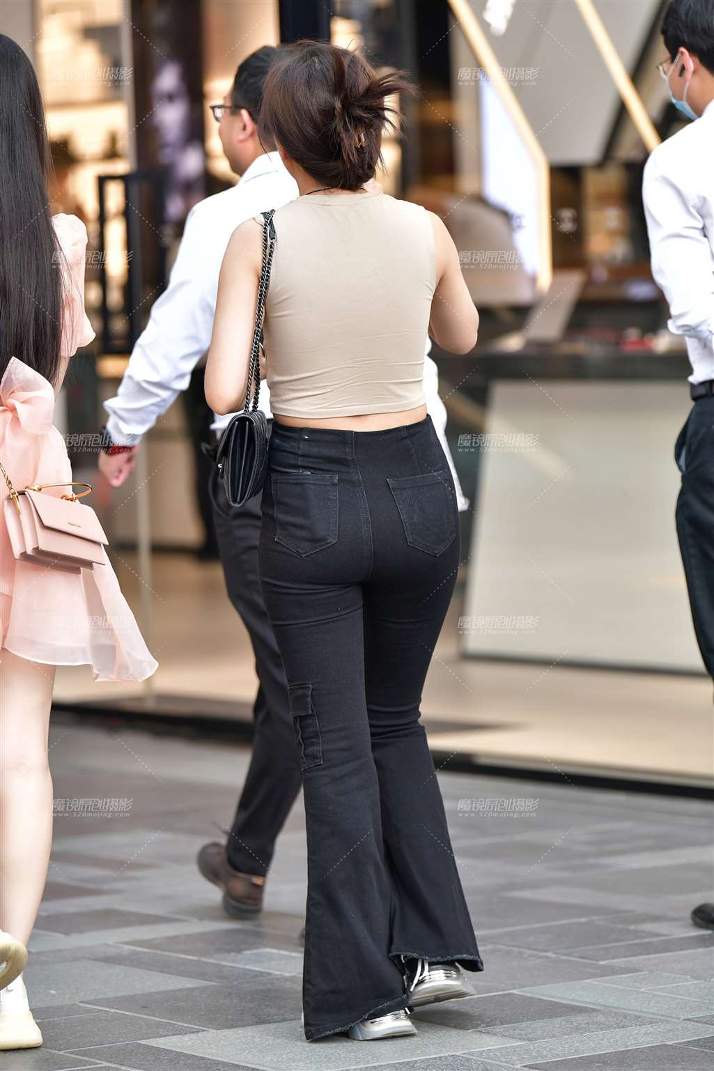 图片[2]-白皙黑色牛仔裤美女-街拍流行馆