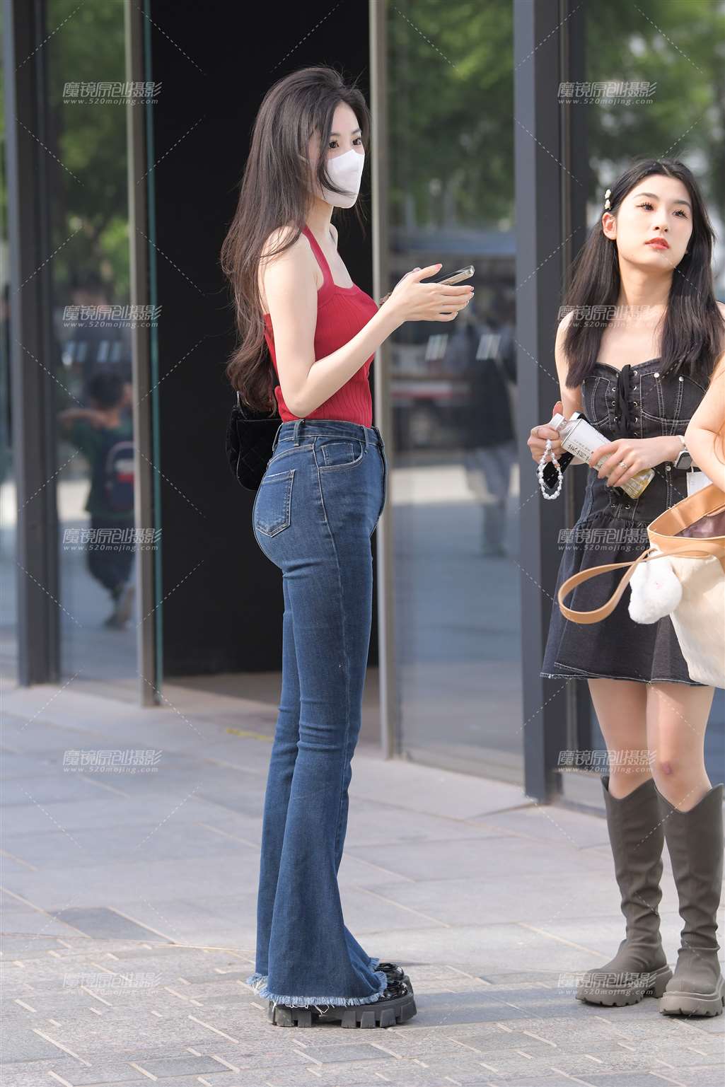 图片[1]-红衣牛仔美女-街拍流行馆