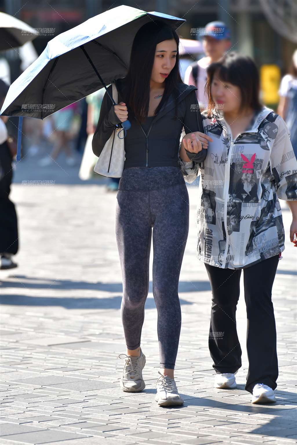 图片[1]-聊悄悄话紧身美女-街拍流行馆