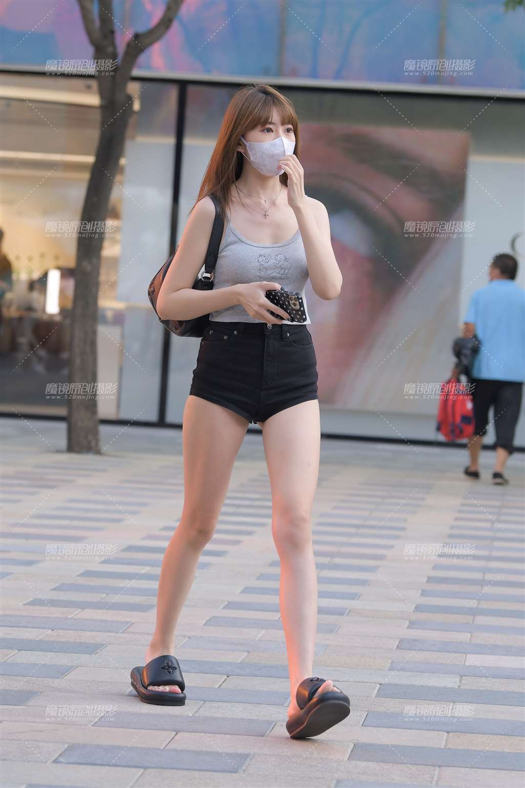 图片[1]-黑色热裤小姐姐-街拍流行馆
