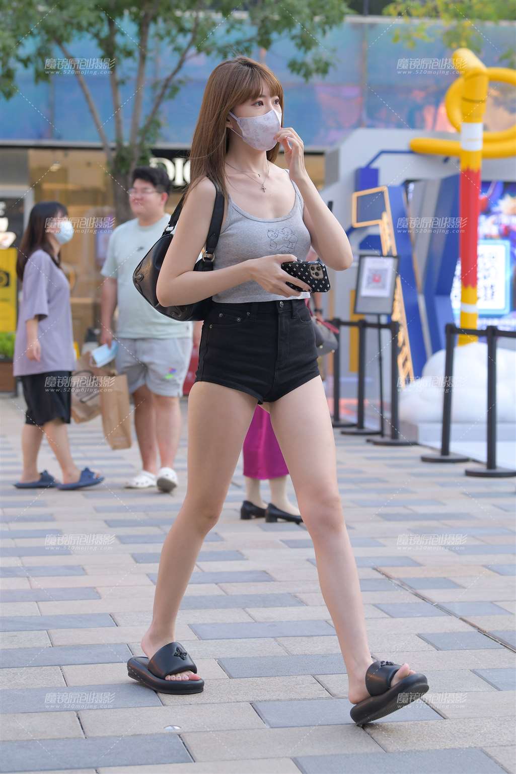 图片[2]-黑色热裤小姐姐-街拍流行馆