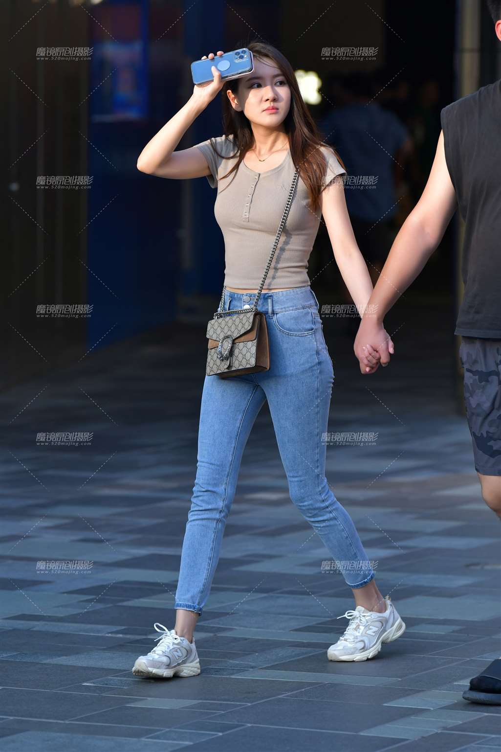 图片[1]-苗条紧身牛仔裤美女-街拍流行馆