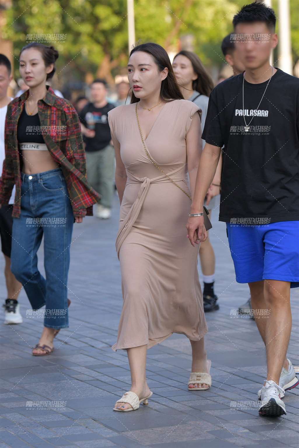 图片[1]-咖色长裙-街拍流行馆