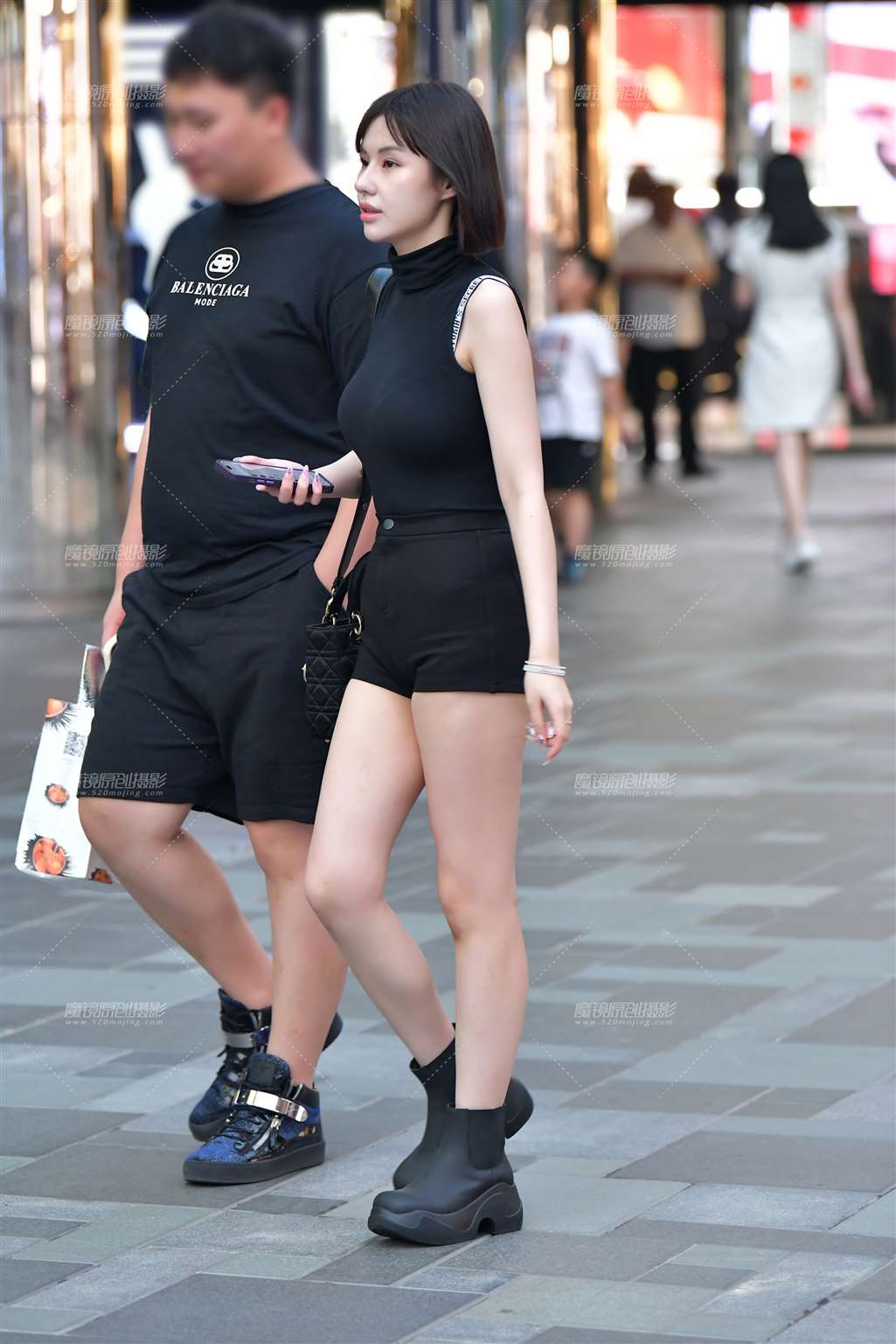 图片[1]-傍晚气质黑色热裤美女-街拍流行馆