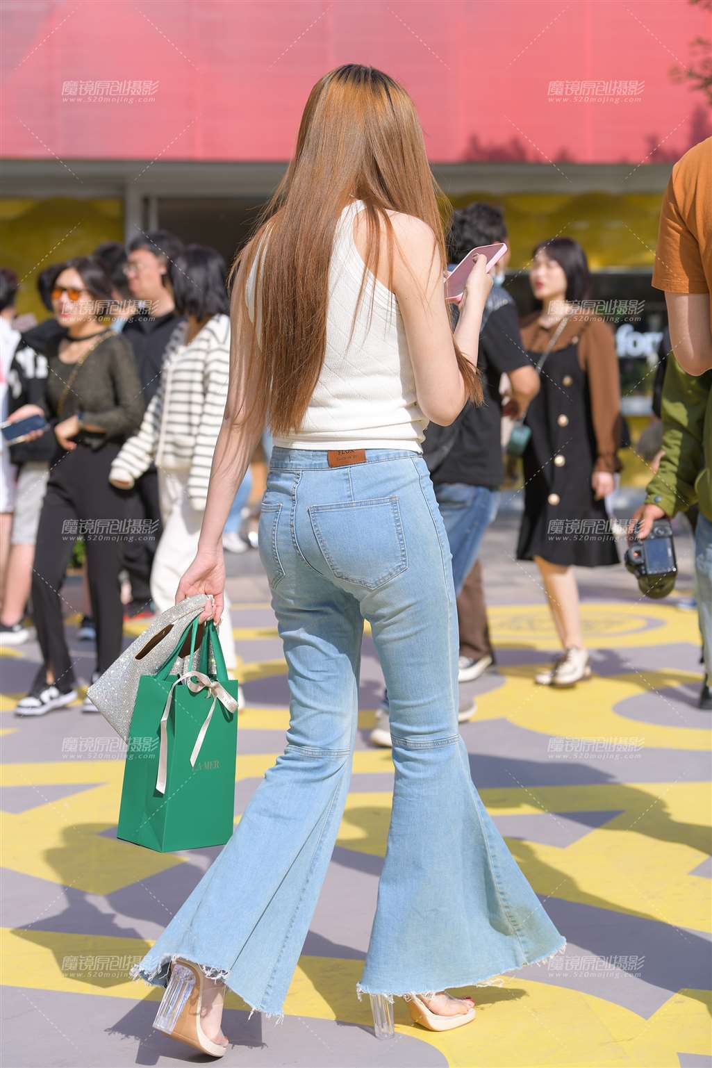 图片[2]-清秀的牛仔裤美女-街拍流行馆