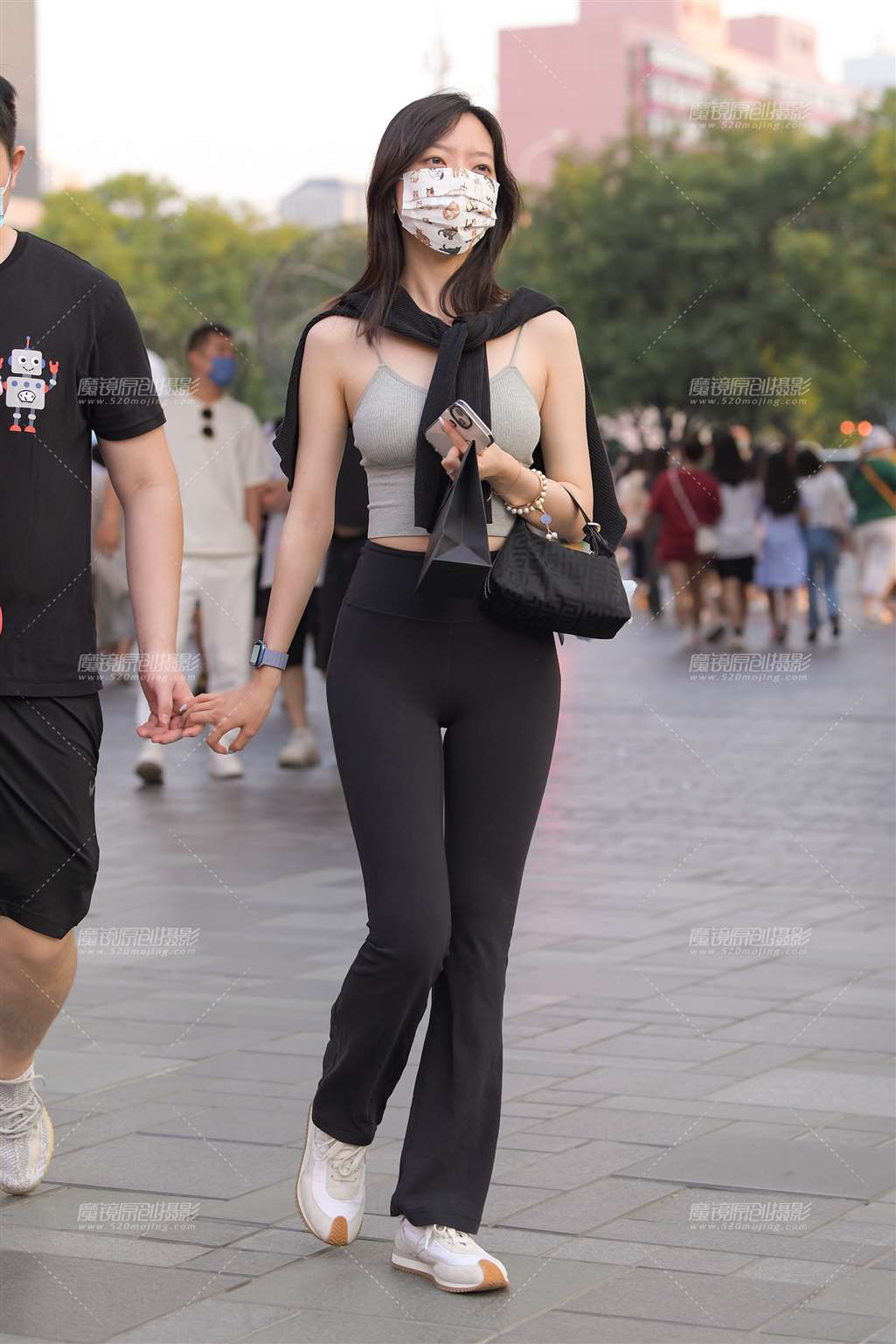 图片[1]-黑色瑜伽裤美女-街拍流行馆