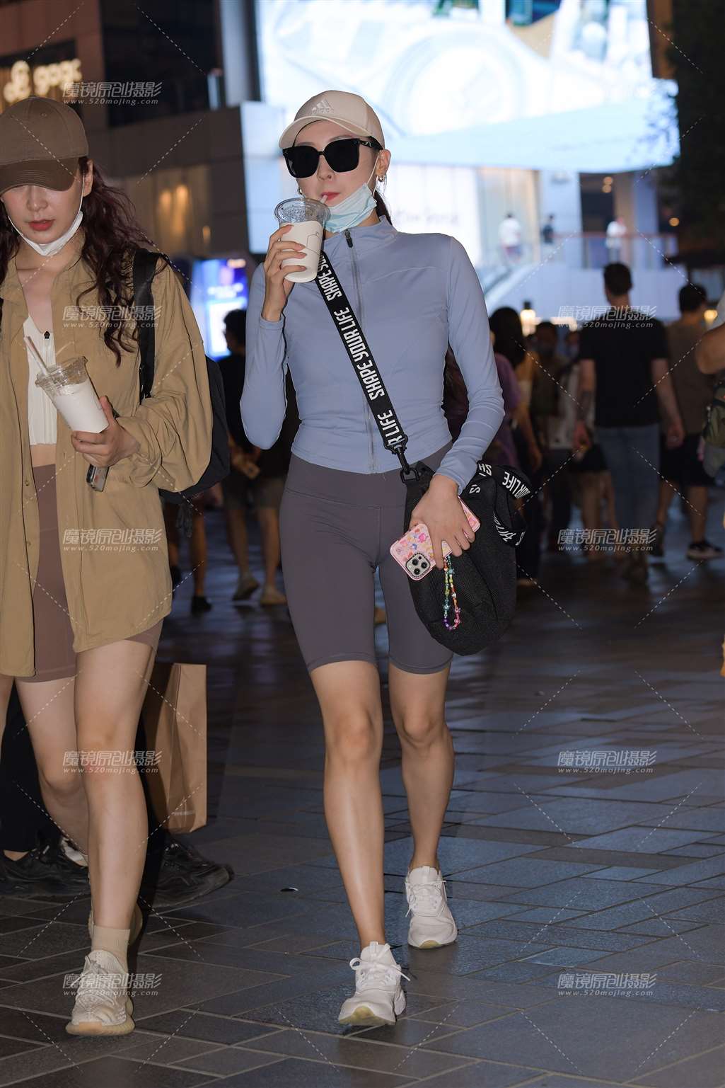 图片[1]-瑜伽短裤美女-街拍流行馆
