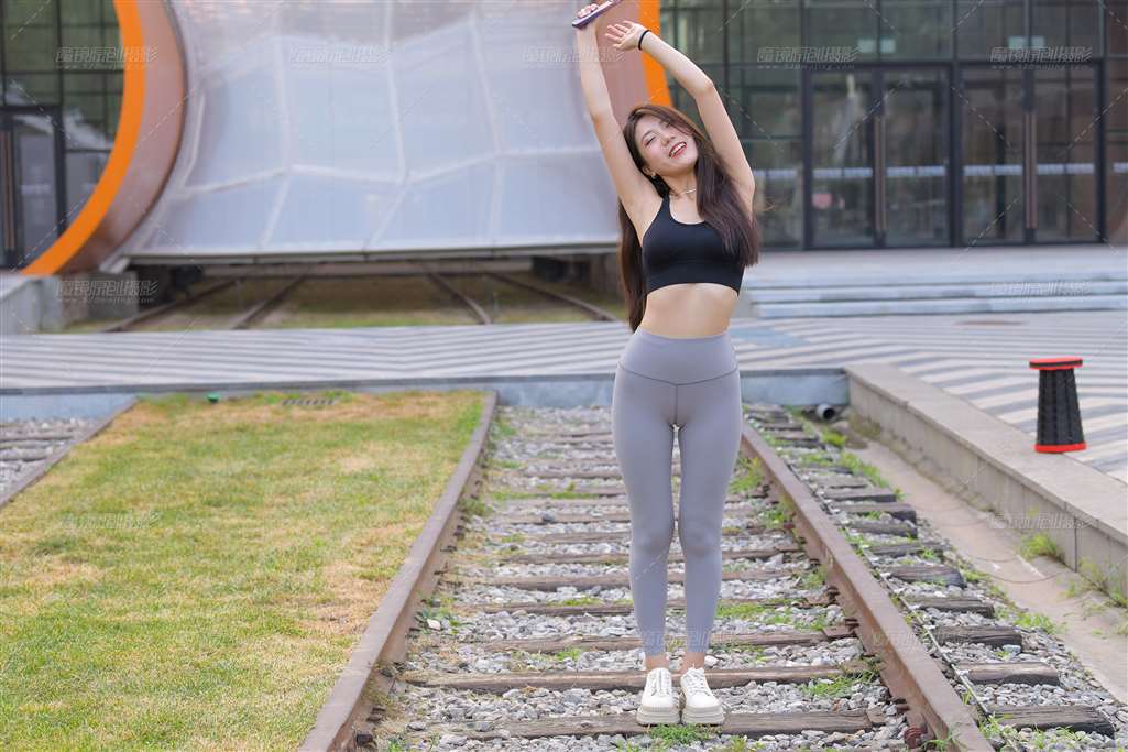 图片[4]-灰色瑜伽裤美女-街拍流行馆