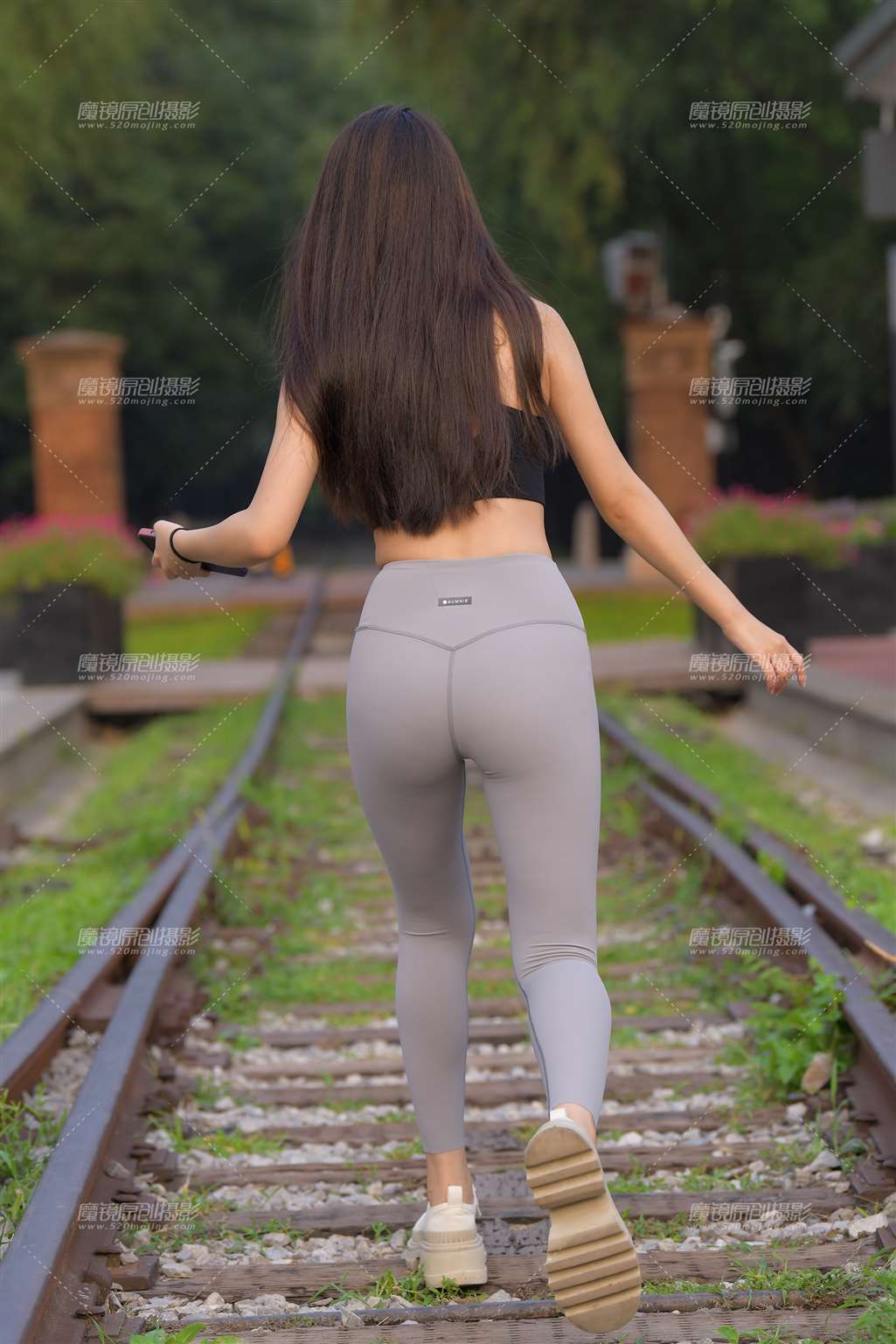 图片[5]-灰色瑜伽裤美女-街拍流行馆