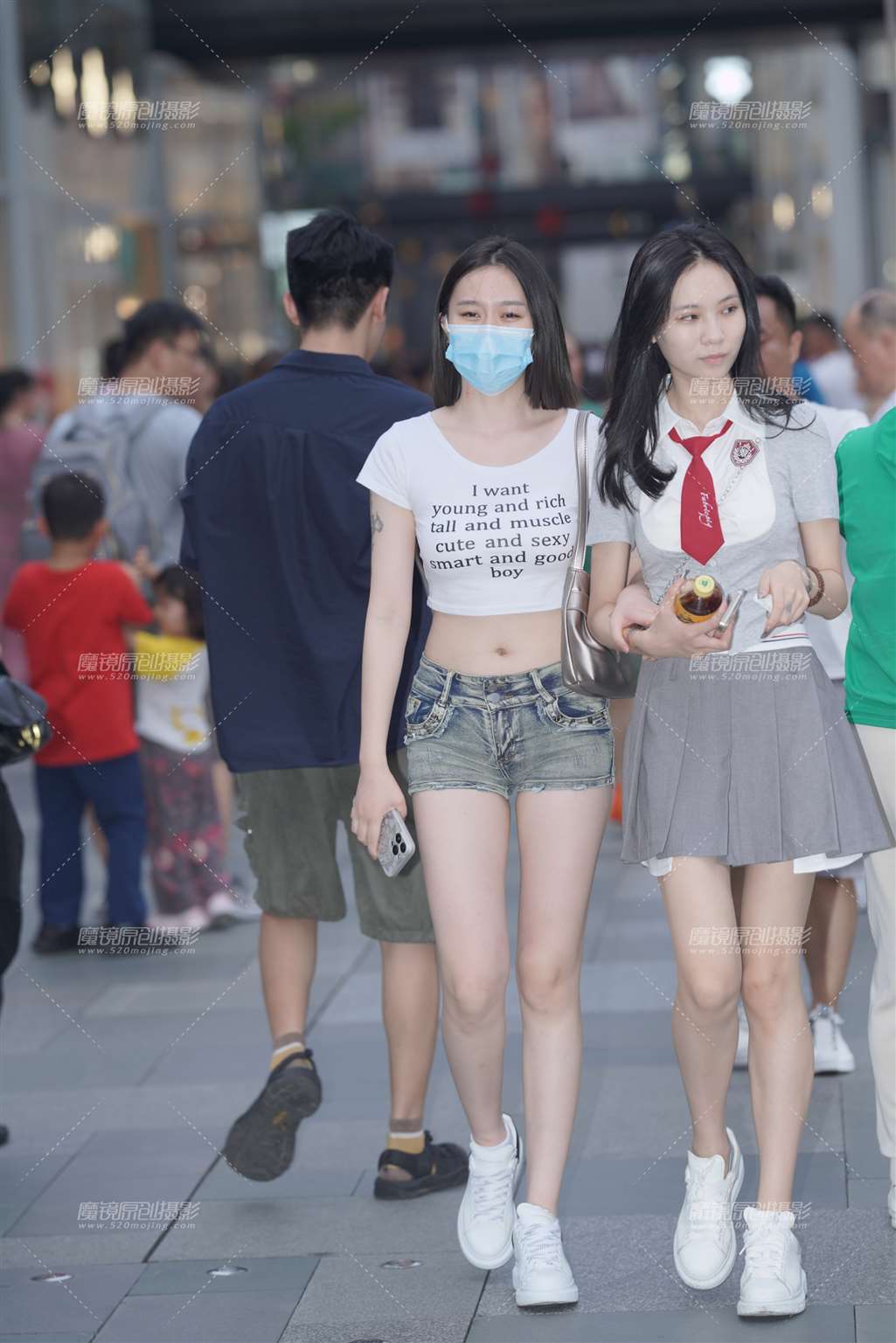 图片[1]-长腿热裤美眉-街拍流行馆