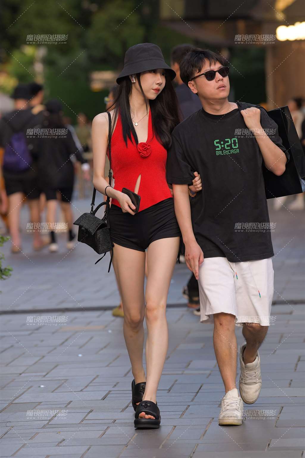 图片[1]-红衣黑帽小妹-街拍流行馆