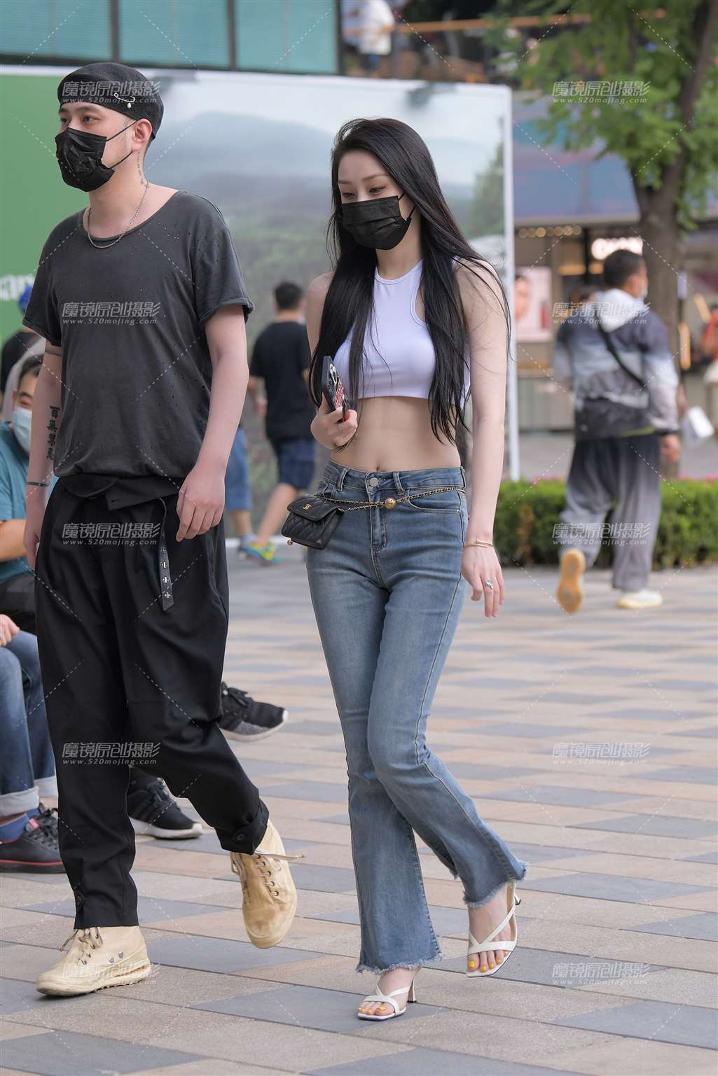 图片[1]-蓝色牛仔裤美女-街拍流行馆