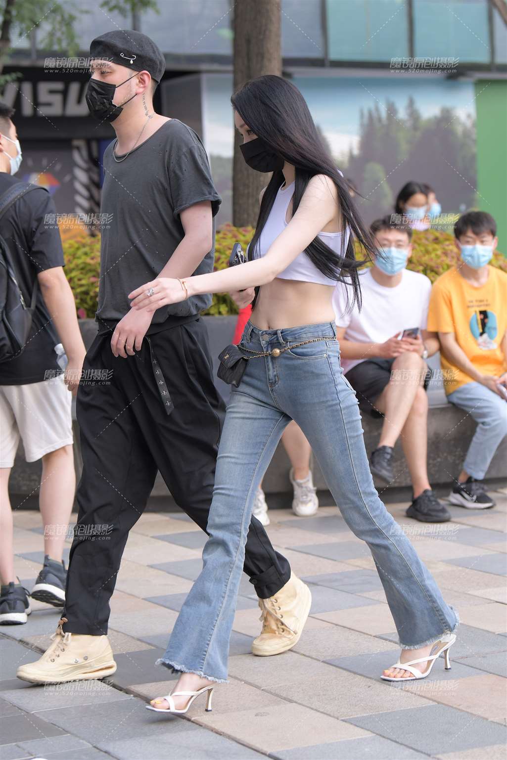 图片[3]-蓝色牛仔裤美女-街拍流行馆