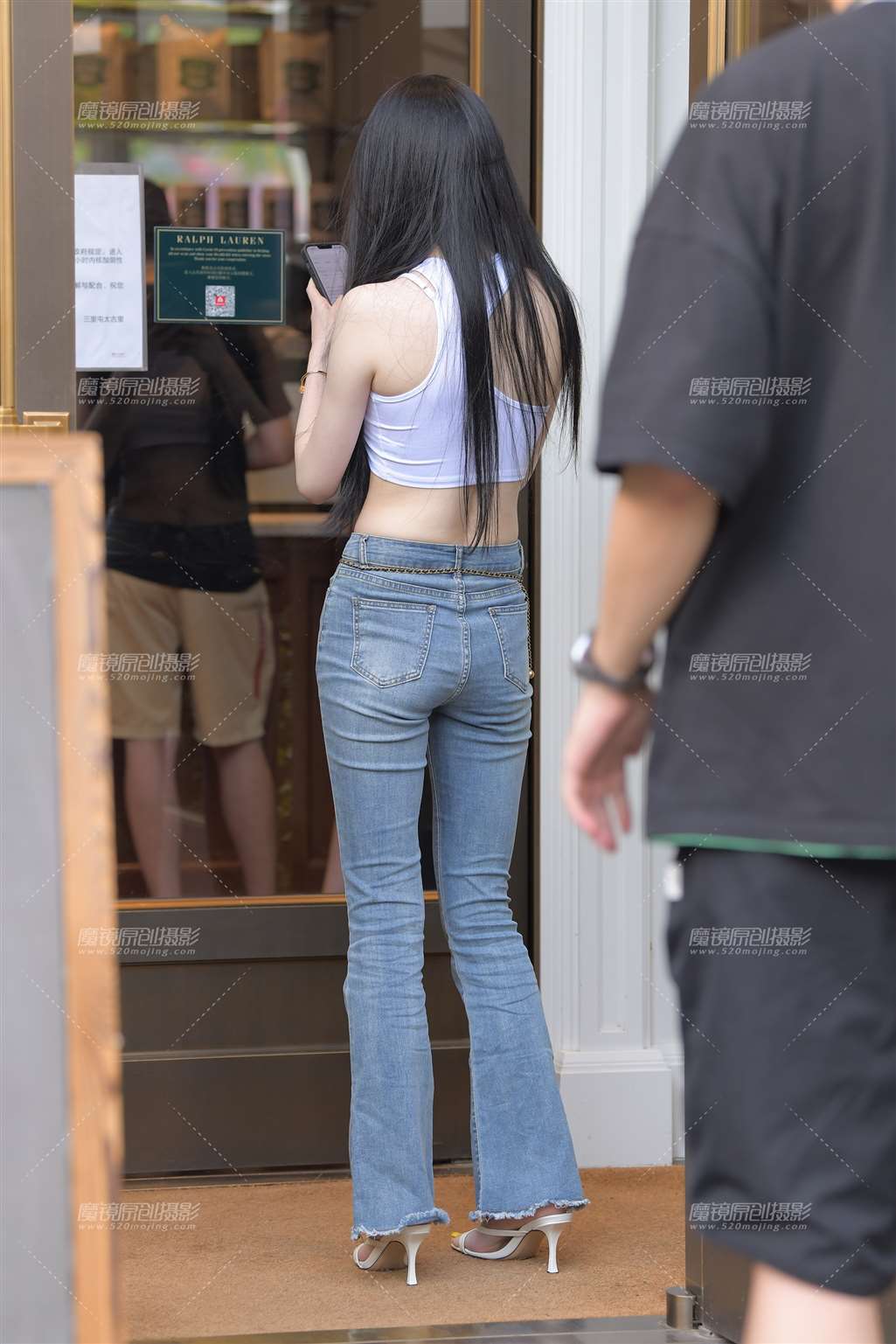 图片[4]-蓝色牛仔裤美女-街拍流行馆