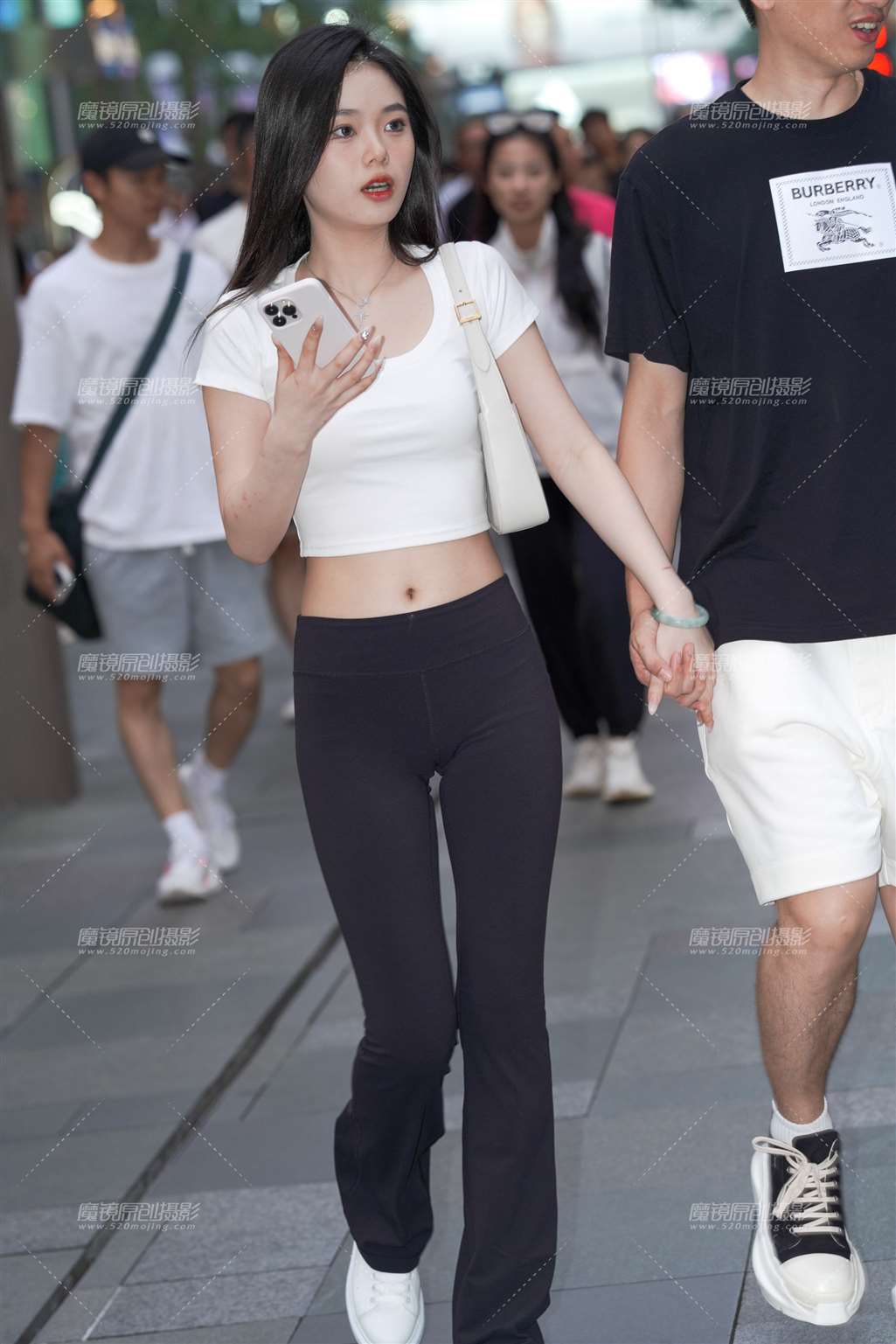 图片[1]-瑜伽裤女孩-街拍流行馆
