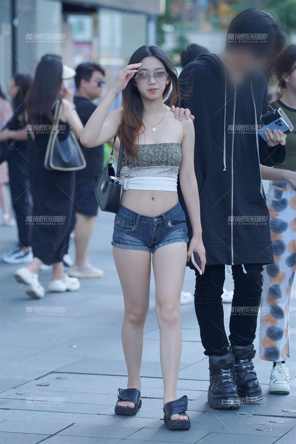 图片[1]-热裤小妹-街拍流行馆