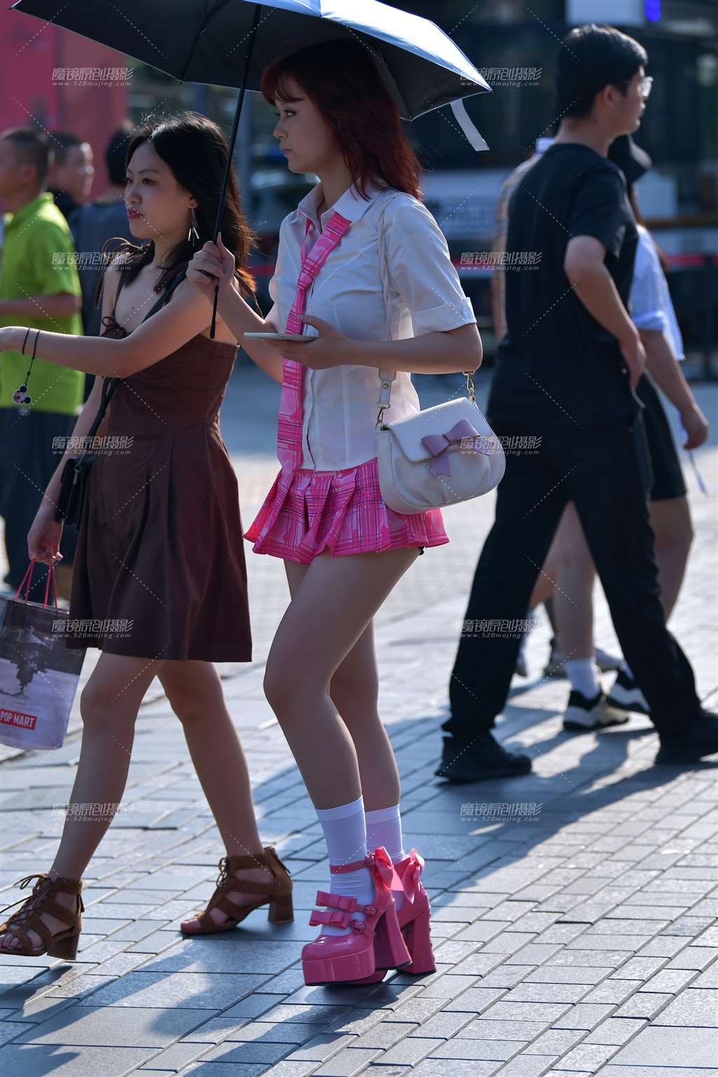 图片[1]-漂亮短裙美女-街拍流行馆