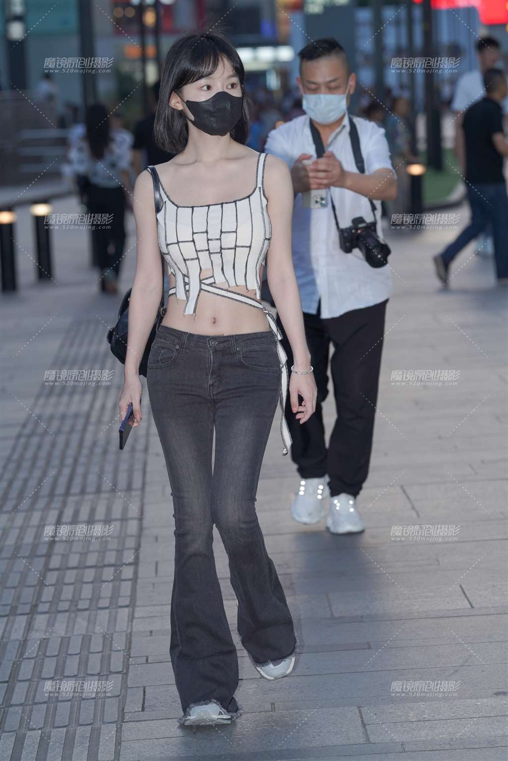 图片[1]-苗条紧牛美眉-街拍流行馆