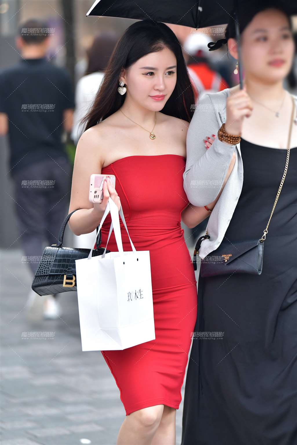 图片[1]-漂亮红裹臀裙美女-街拍流行馆