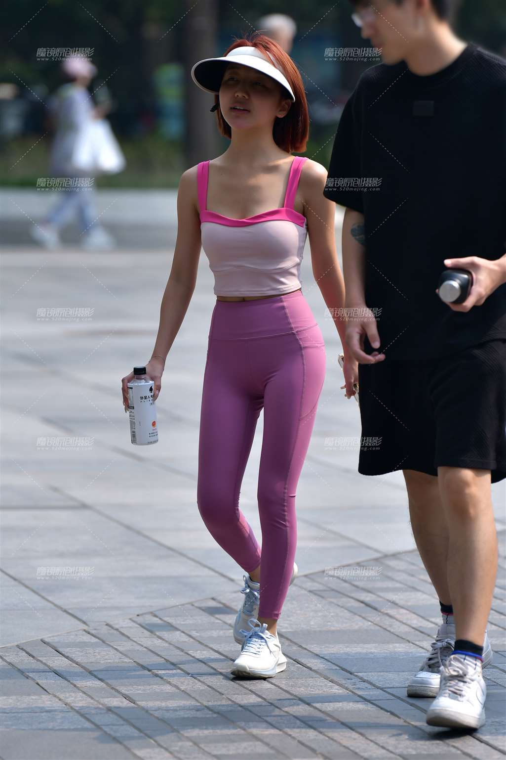 图片[3]-艳丽水粉瑜伽裤美女-街拍流行馆