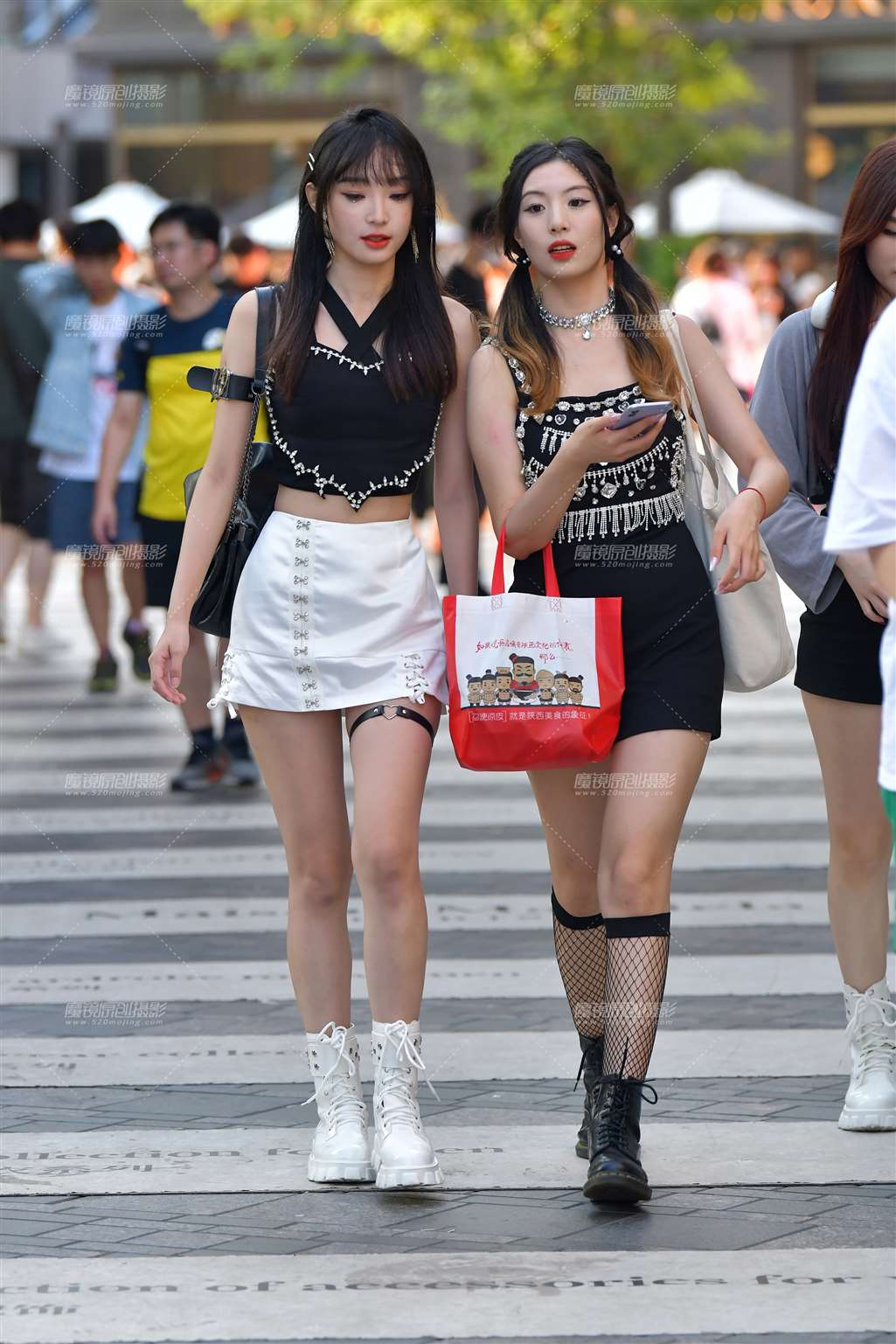 图片[1]-漂亮短裙两位美女-街拍流行馆