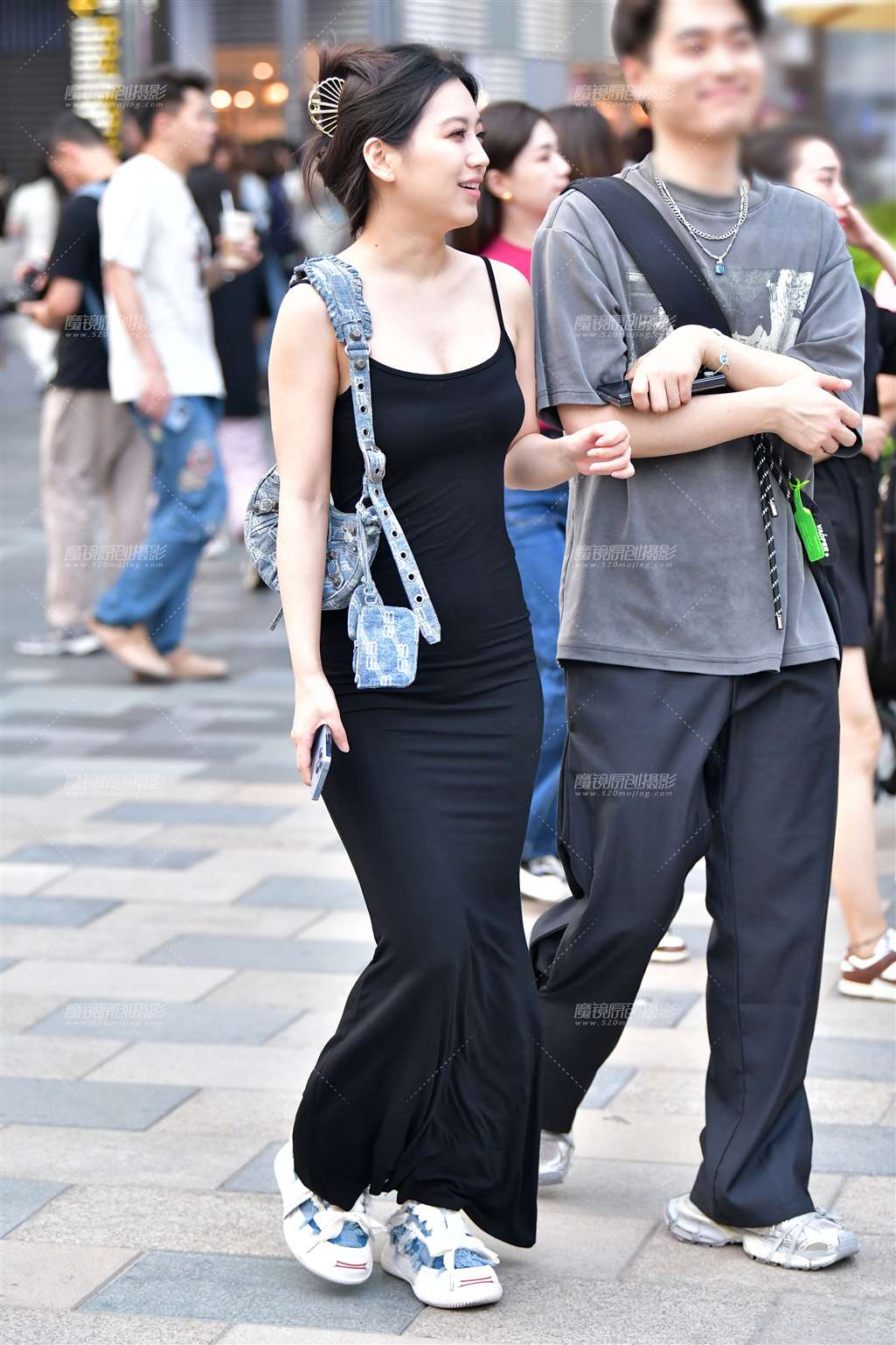 图片[1]-漂亮裹身长裙美女-街拍流行馆