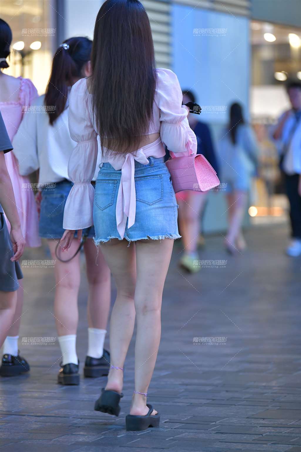 图片[2]-逛街牛仔裙美女-街拍流行馆