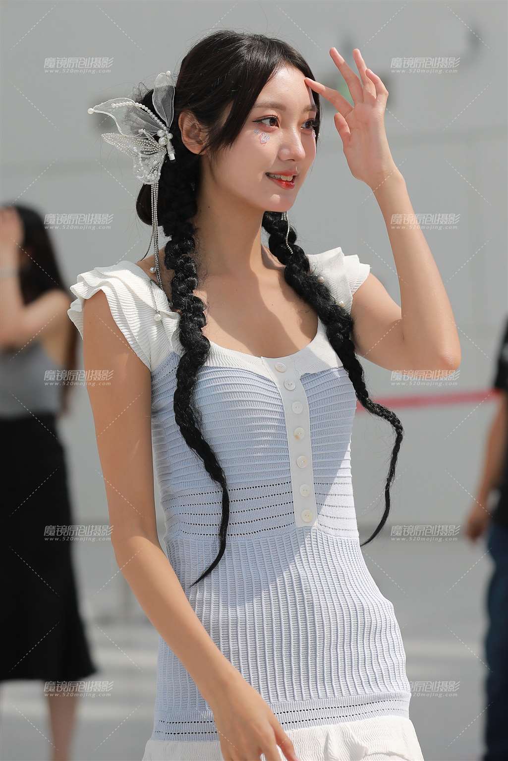 图片[1]-【玻璃街拍】长腿短裙小妹-街拍流行馆
