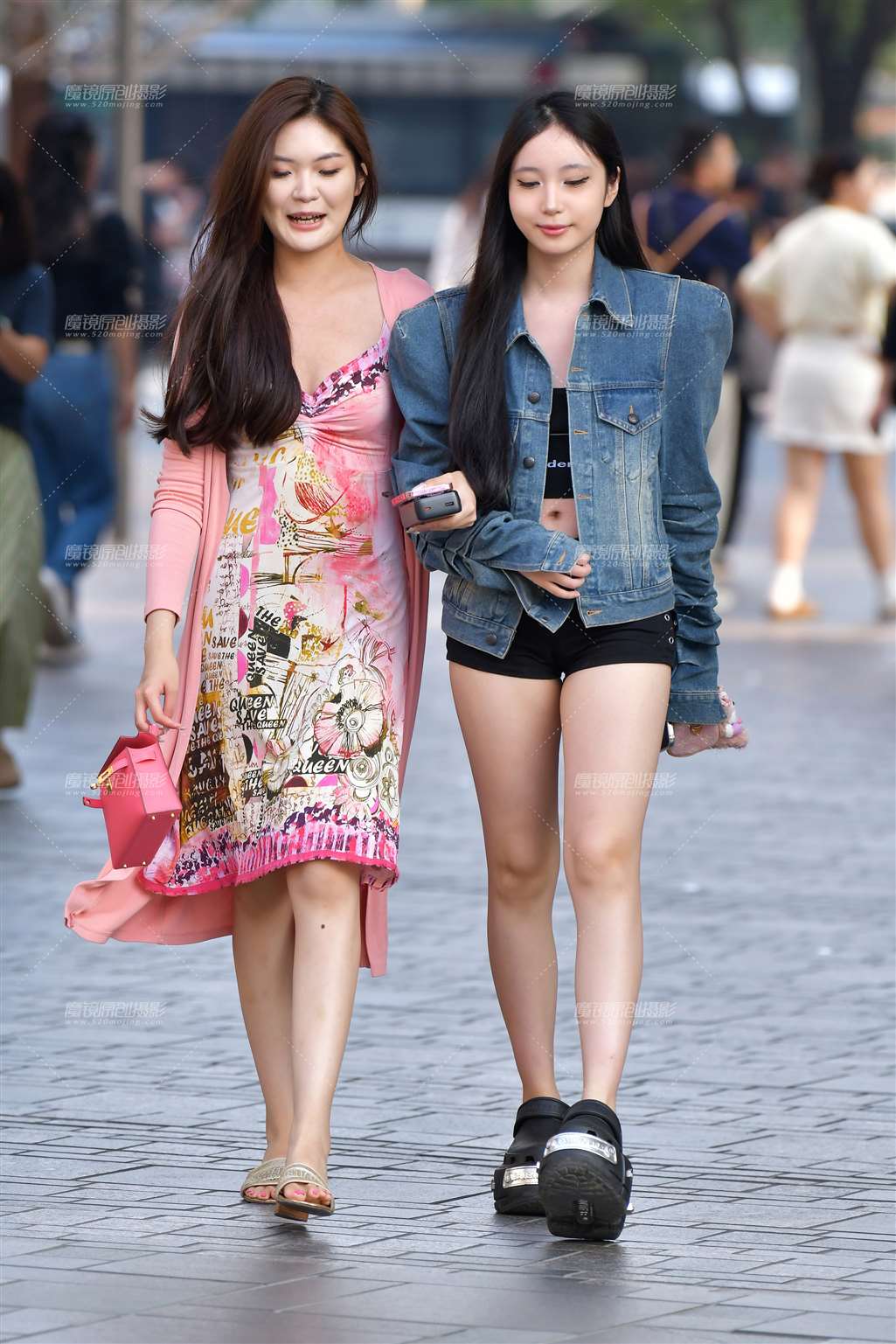 图片[1]-款款而来两美女-街拍流行馆