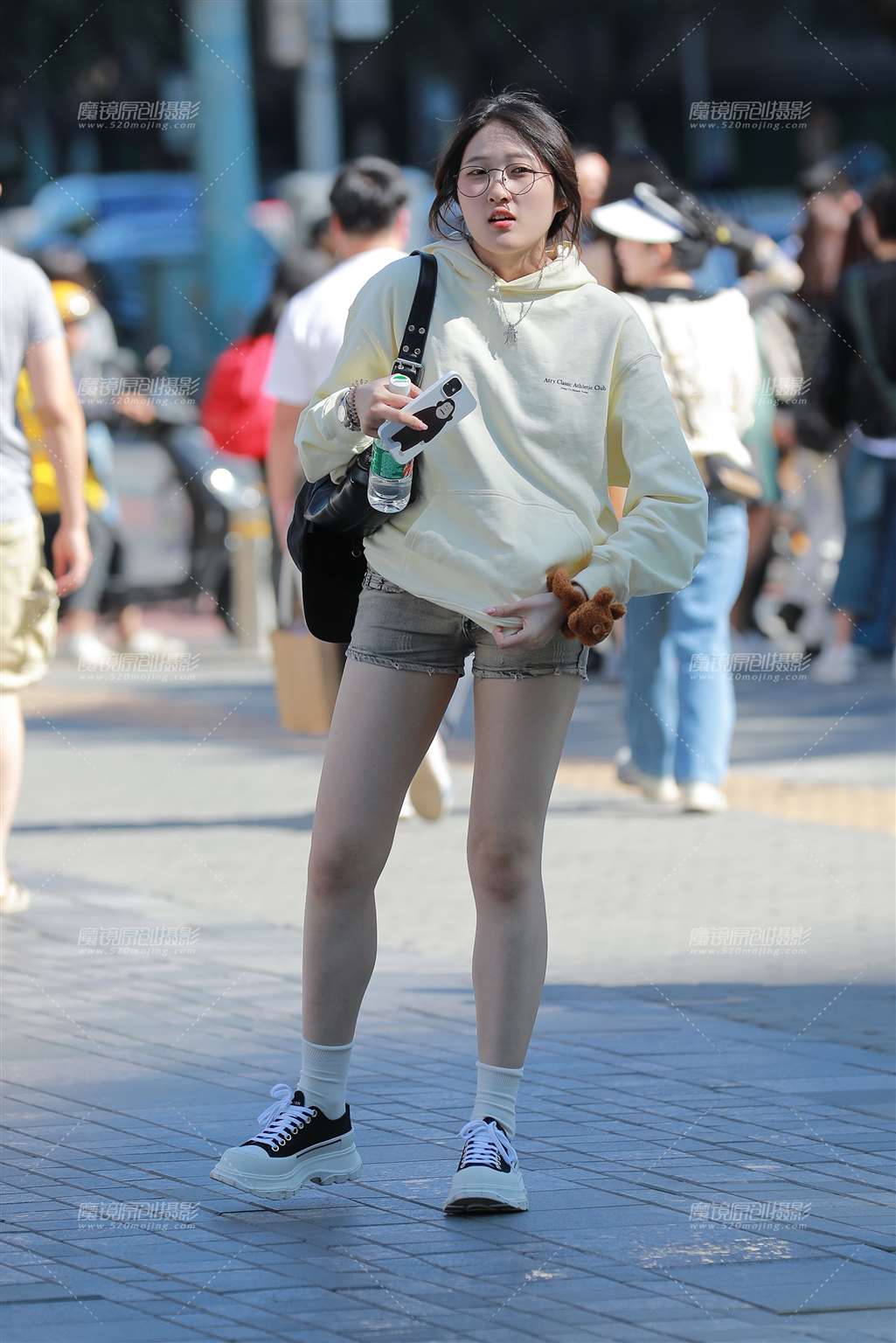 图片[3]-【玻璃街拍】牛仔热裤学妹-街拍流行馆