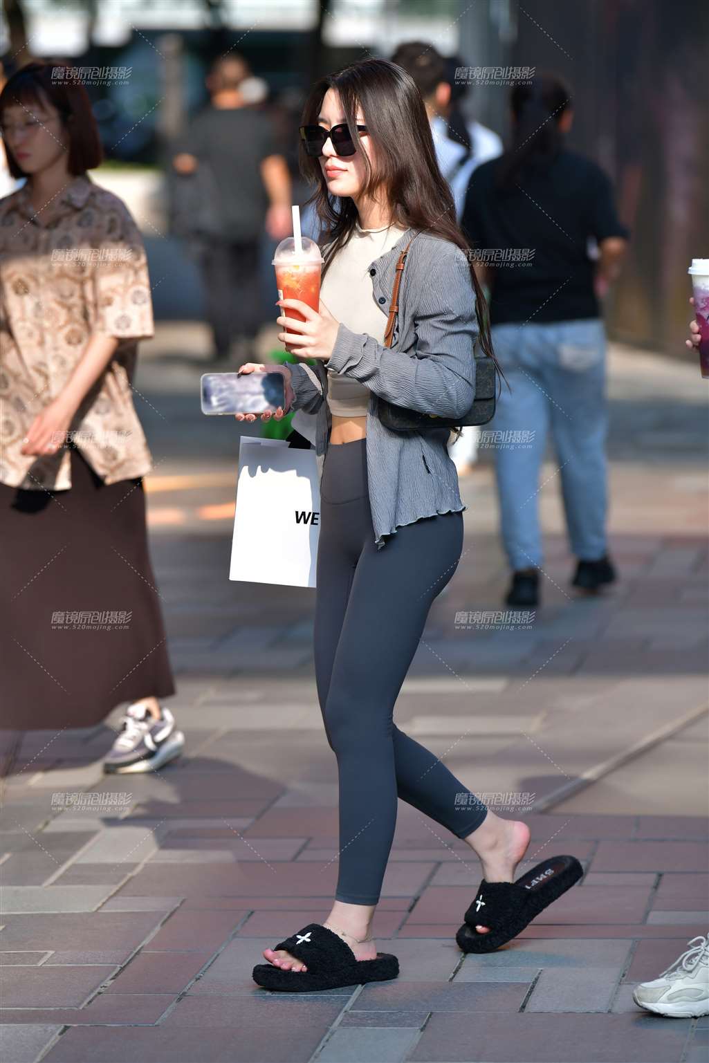 图片[4]-逛街闺蜜紧身裤美女-街拍流行馆