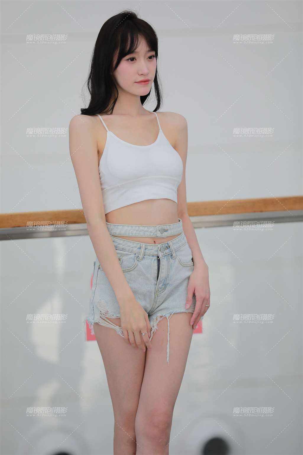 图片[4]-【玻璃街拍】牛仔热裤长腿小姐姐-街拍流行馆
