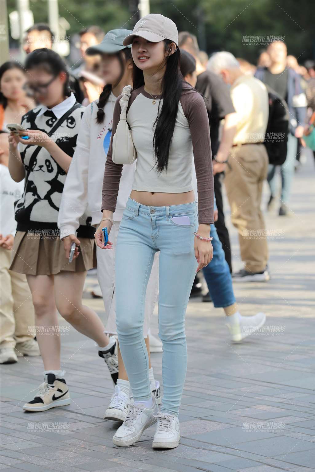 图片[3]-【玻璃街拍】浅牛仔裤小妹-街拍流行馆
