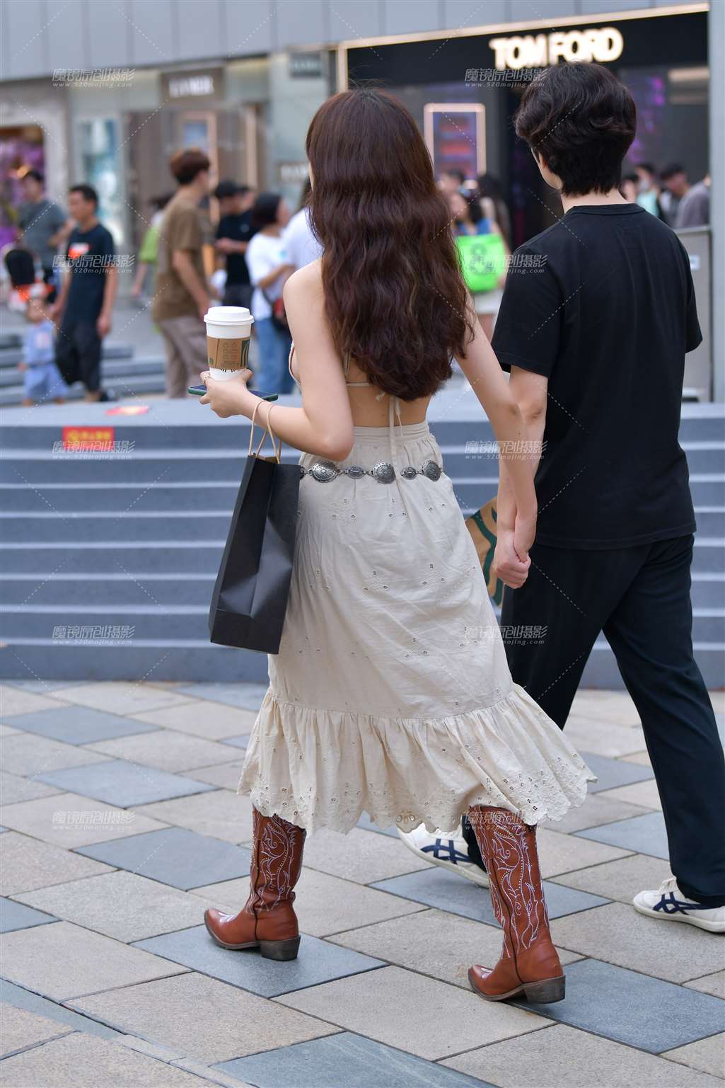 图片[3]-吊带裙养眼美女-街拍流行馆