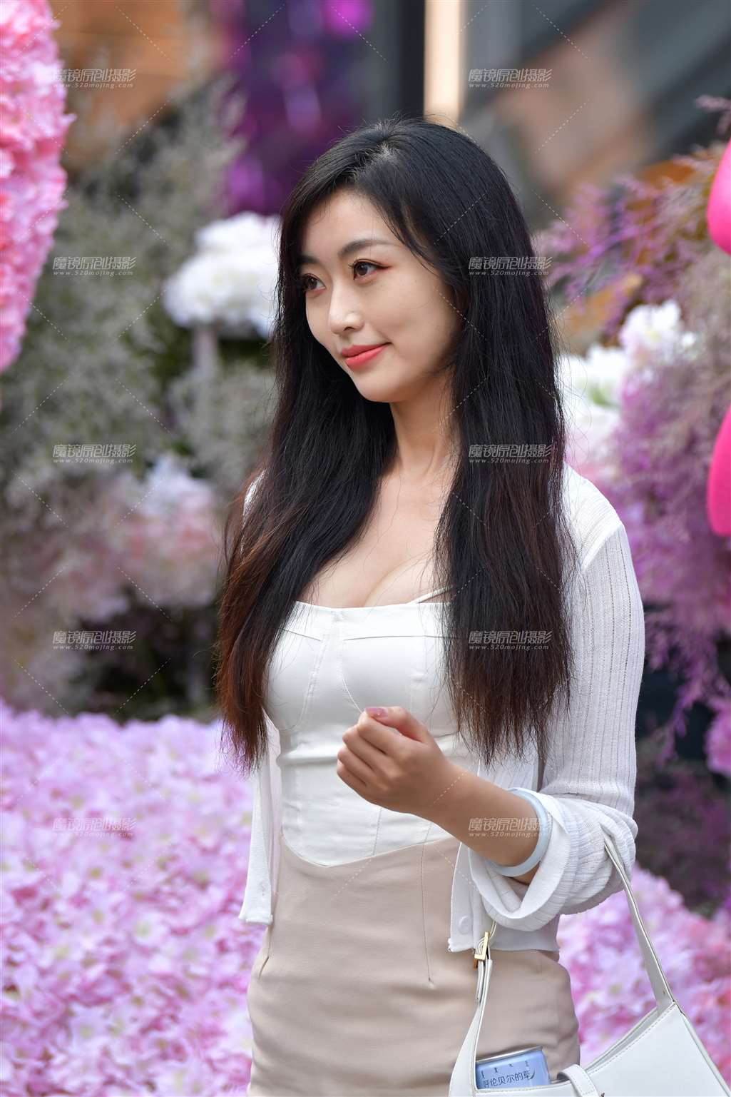 图片[1]-甜美短裙美女-街拍流行馆