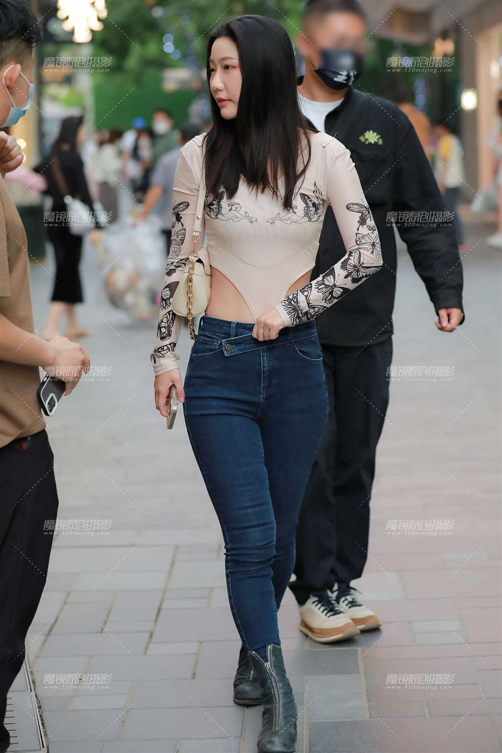 图片[1]-【玻璃街拍】蓝色牛仔裤小姐姐-街拍流行馆