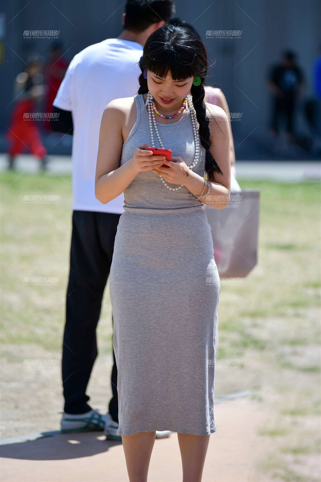 图片[1]-观战棉质长裙美女-街拍流行馆