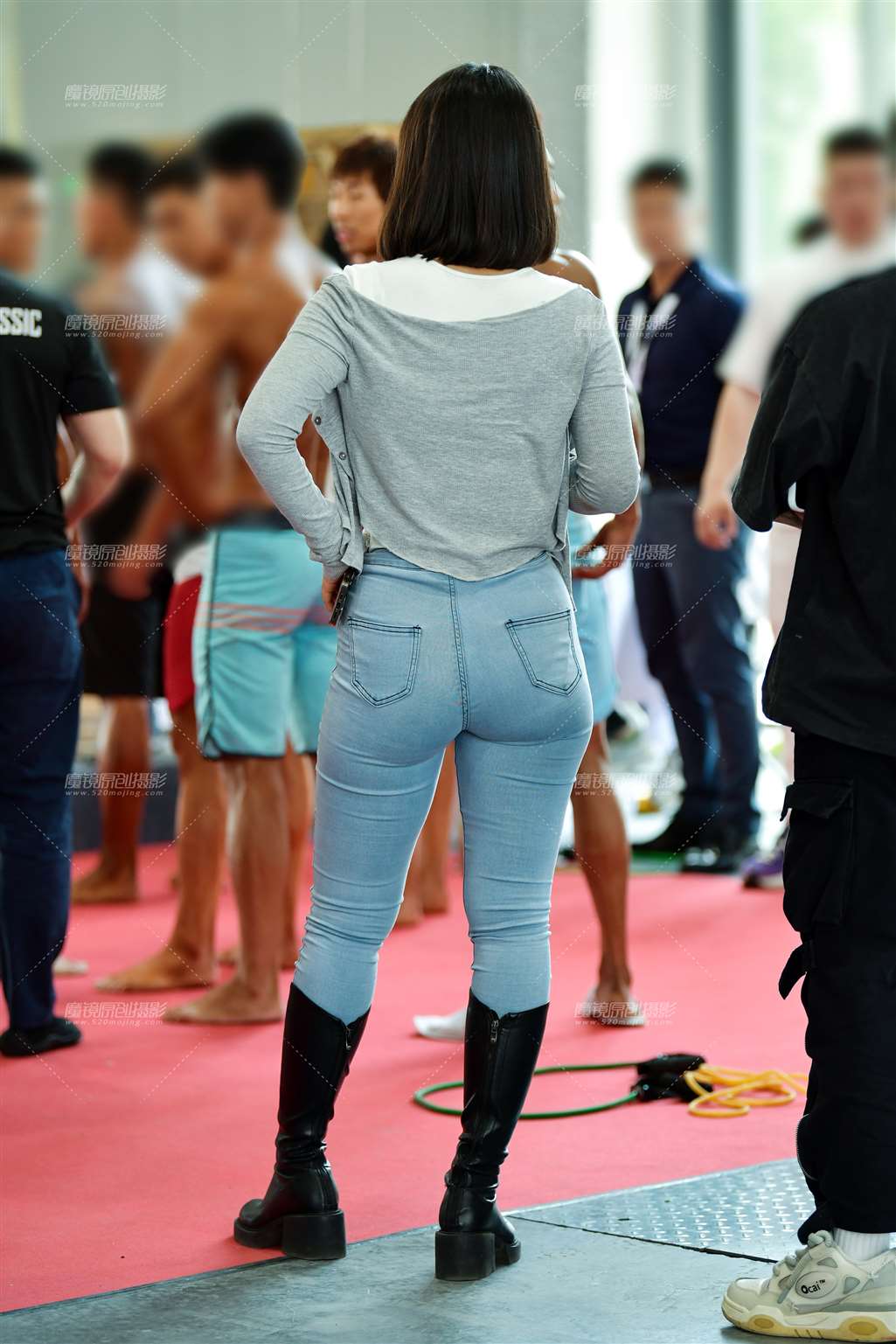 图片[2]-微微丰腴牛仔裤美女-街拍流行馆