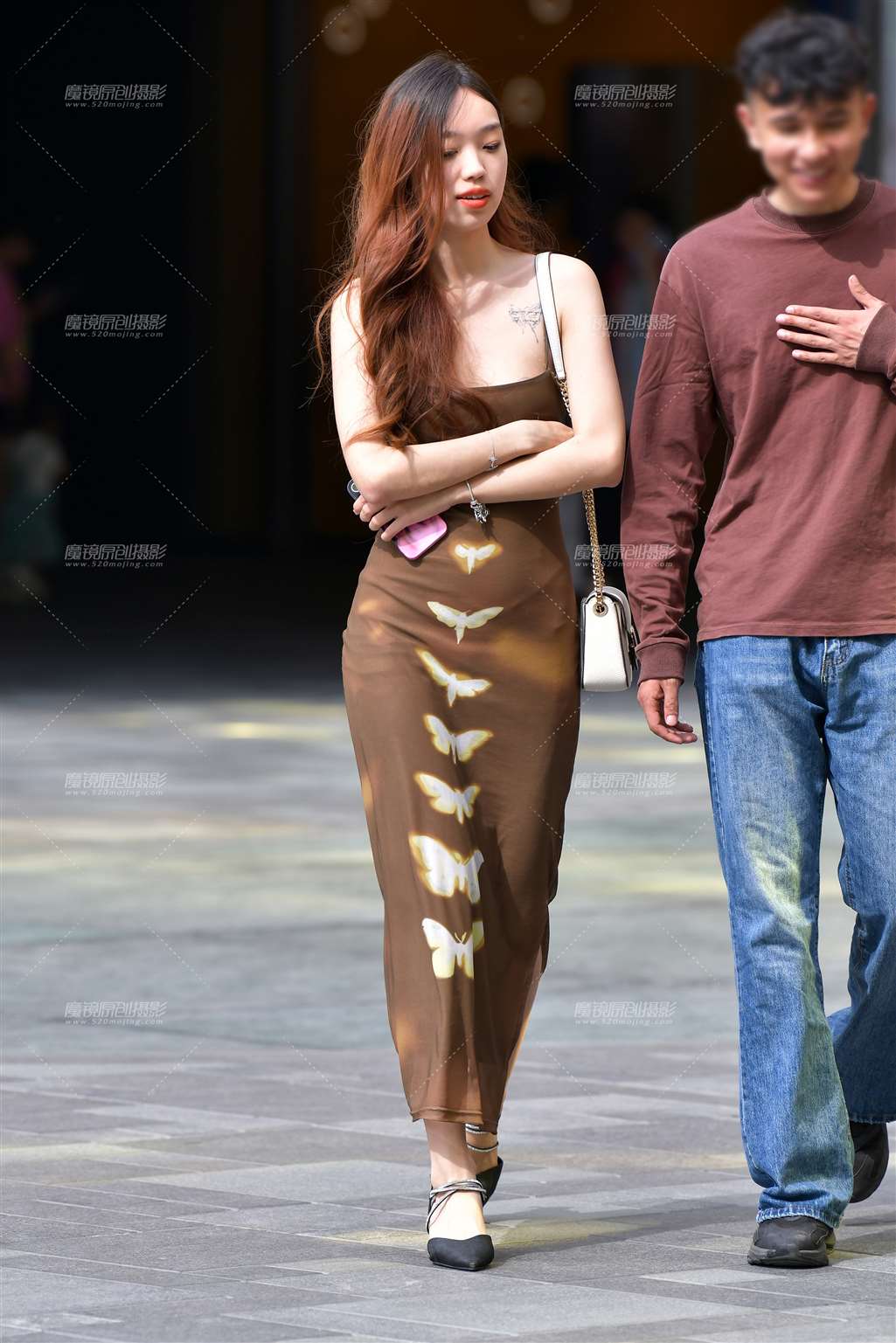 图片[1]-迷人长裙高挑美女-街拍流行馆