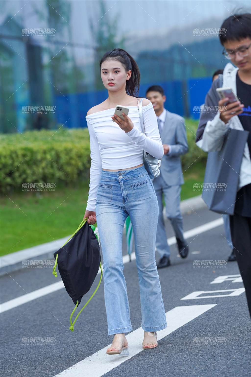 图片[1]-紧牛美眉-街拍流行馆