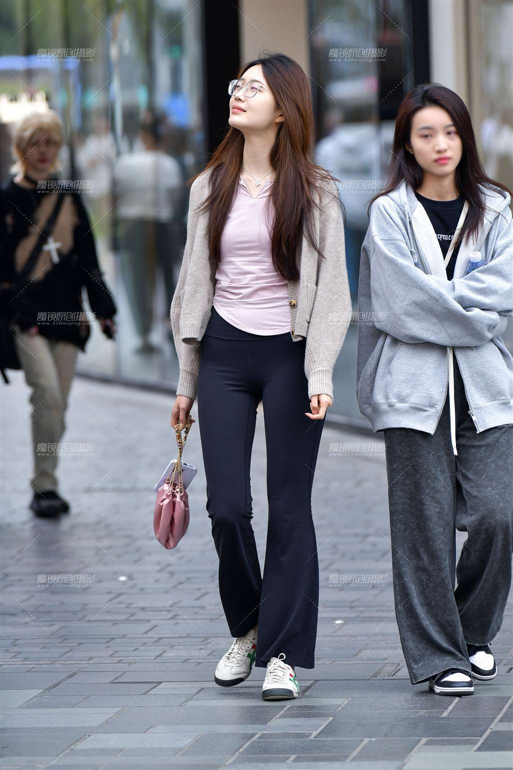 图片[1]-学妹紧身裤美女-街拍流行馆