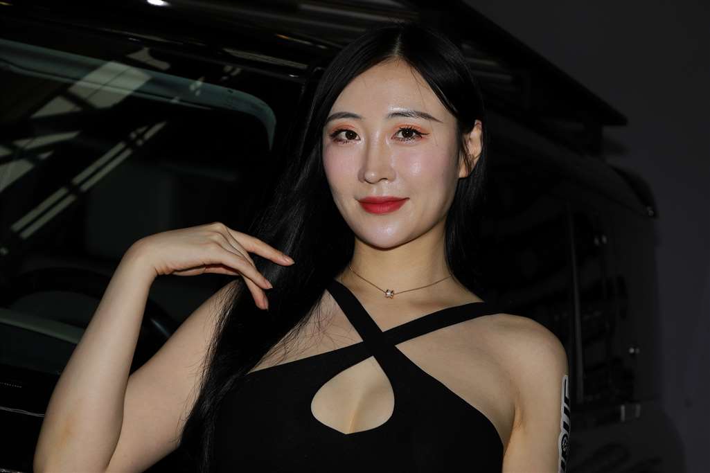 图片[1]-黑色胸口开叉连衣短裙-街拍流行馆