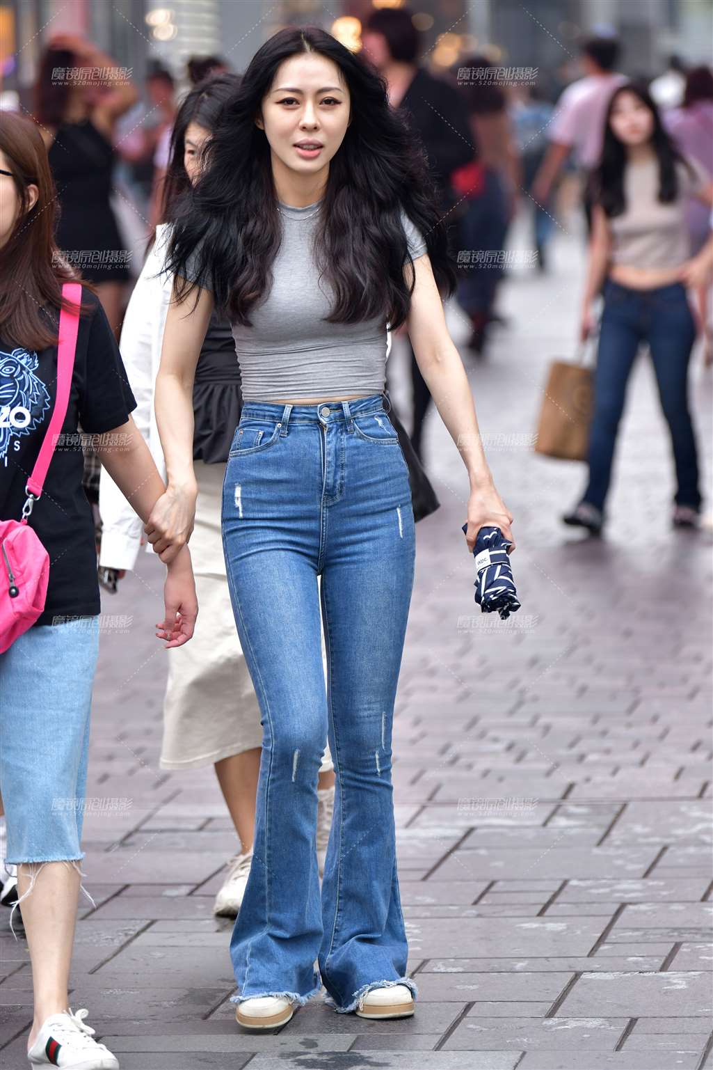 图片[1]-紧身蓝牛美女-街拍流行馆