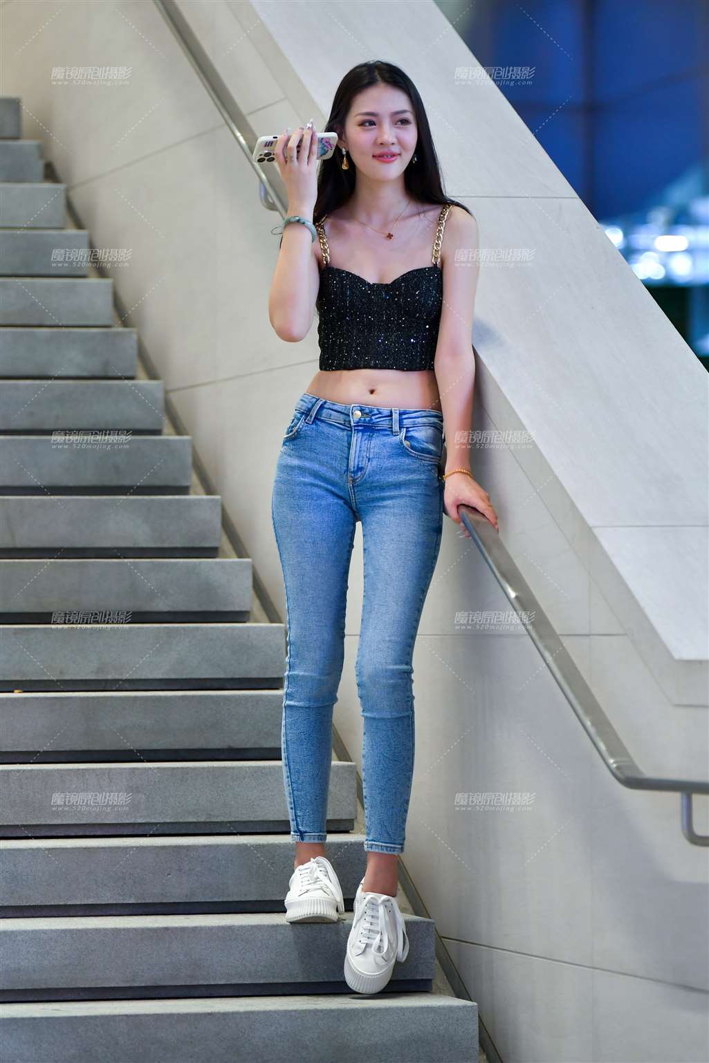 图片[1]-漂亮牛仔裤美女-街拍流行馆